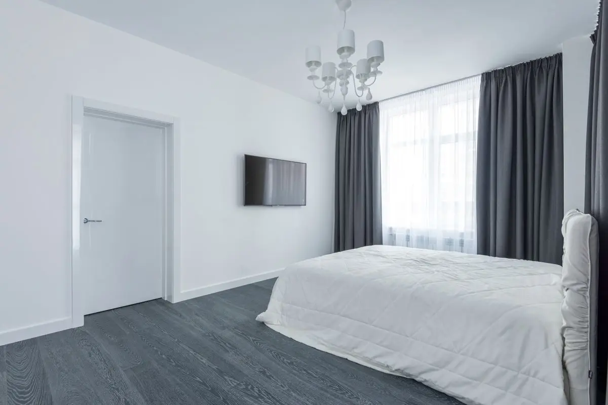 Dormitorio de apartamento turístico en Madrid con la cama vestida y limpia, listo para el próximo huésped
