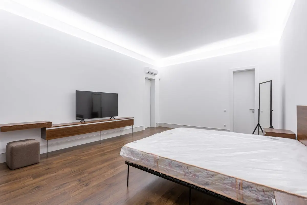 Salón luminoso de una vivienda en Madrid impecable tras una limpieza profesional de Valora Servicios